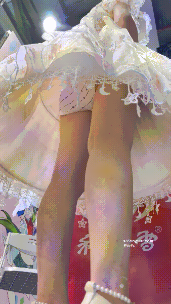 【KFC】漫展偷窥狂欢！大神一路跟踪抄底3位绝美Cosplay小姐姐性感小内内福 配图14