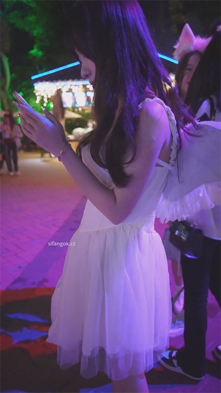 ❣️爆款推荐❣️【游乐园偷窥】绝色嫩妹白内超骚，自拍完全不知被盯上，粉嫩饱满阴户+美足高清特写1V-老宋论坛