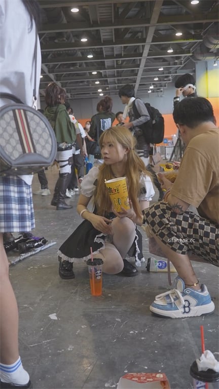 ❣️爆款推荐❣️【展会偷窥】性感丝袜泡泡裙下白嫩骚内大暴露！玉足高清特写，龟男全程盯内裤流口水1V - 老宋论坛-老宋论坛