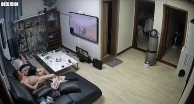 韩国家庭监控曝光！夫妻沙发看AV硬忍不插，综艺看到一半直接狂操高潮连连⭐ 配图2