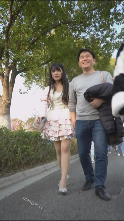 爆款推荐公园偷拍极品靓女！泡泡裙高跟肉丝透明内裤骚浪到爆，龟奴爽射一脸幸福1V1 配图6