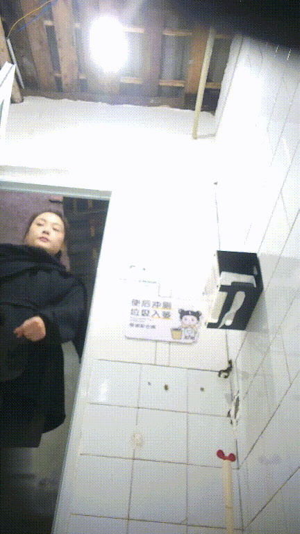 市场外公共女厕真实偷拍多位少女少妇方便，近景特写，同步露脸 配图10