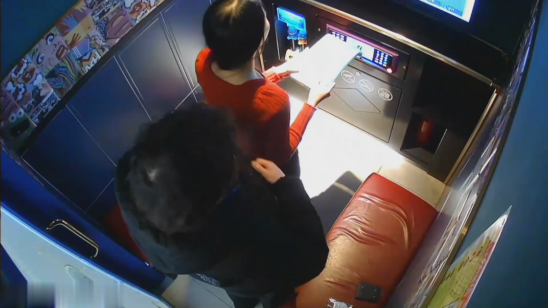 黑客破解KTV监控偷拍🔥红衣骚妹一进包房就跪地狂吞硬鸡巴，边唱歌边被操到高潮喷水！-老宋论坛