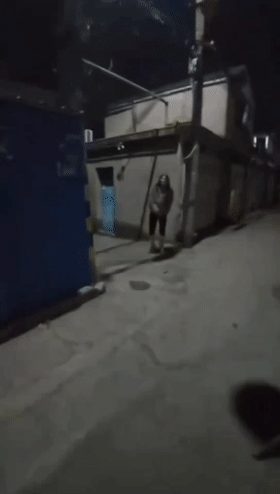 吃瓜钓鱼佬用鱼换炮街头与多名站街女谈判 最终以鱼为货币展开交易 钓鱼佬的世界真是 配图3