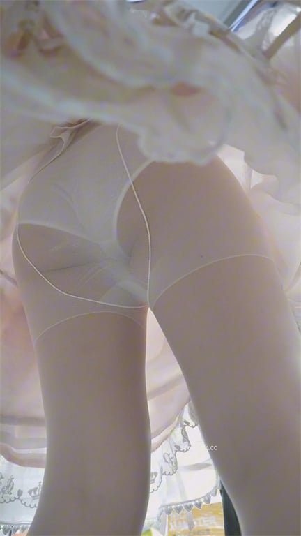 爆款推荐【商场抄底】绝色嫩妹大长腿，泡泡裙下白内超骚，饱满蜜穴圆润翘臀1V1激情 配图12
