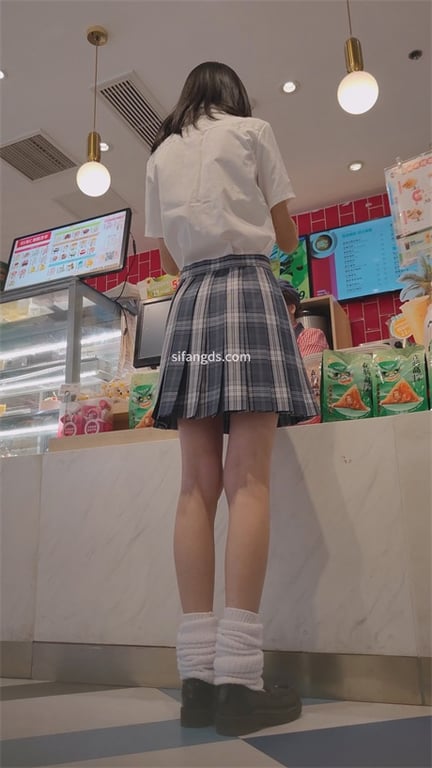 推荐抄底嫩妹【JK泡泡袜嫩妹】这小身板好有援助交际的感觉，白内裤，怼逼太近被发现 配图7