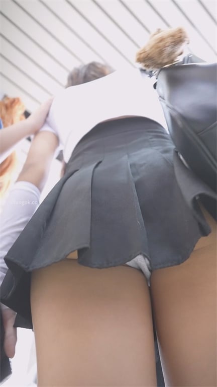 推荐【展会极品】绝色靓女小皮鞋情趣丝袜诱惑，泡泡内裤勾勒性感曲线，神秘魅力1V 配图7