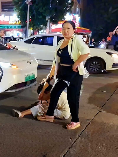 广东惠州原配抓奸当街扒光小三奶子屁股全露 路人纷纷起哄猛拍特写！ 配图2