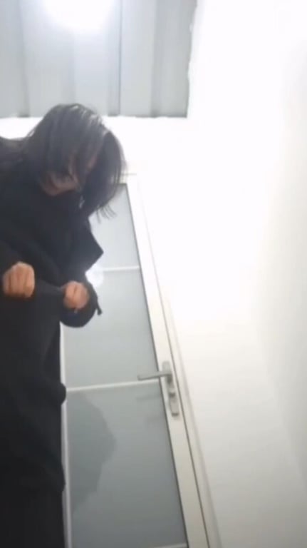 【针孔盗摄】成都莉莉岛厕拍到的二百多万粉丝女网红『申雪倩』圆润美尻嫩净的白虎小穴 配图21