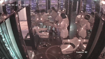 韩国江南按摩店监控惊爆流出❤️走廊椅上多嫖客多技师激情群P，欲火焚身超刺激！ - 老宋论坛-老宋论坛