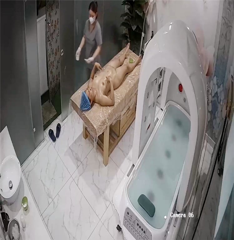 高档医美中心监控破解两位美女职员服务身材不错的少妇光溜溜的做光子嫩肤 配图9