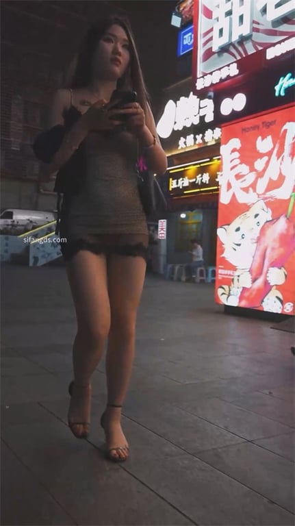 爆推【街头极致抄底】肥美骚浪少妇黑情趣内裤彻底失守，骚逼几乎写在脸上，路人随意偷 配图2