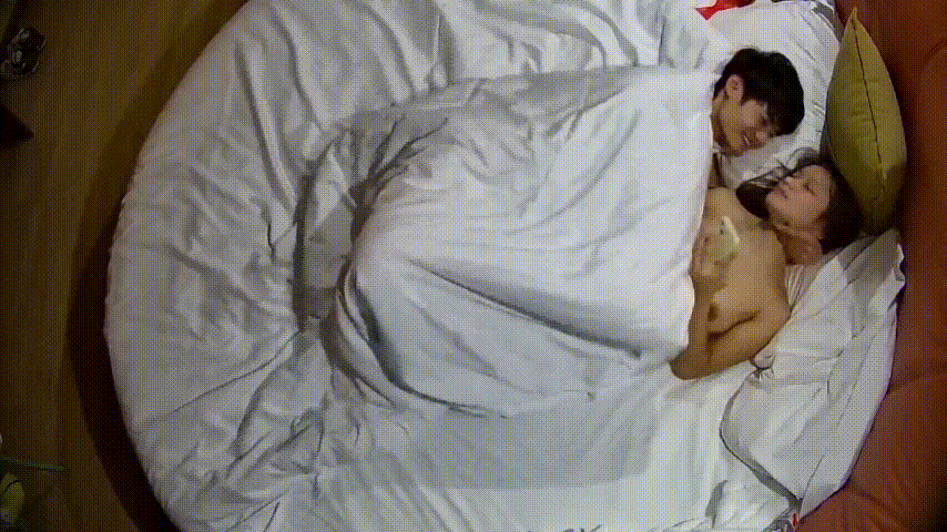 ⁸¹ 情趣台 11-17 苗条小情侣被窝激战！酥胸盈握女上位狂骑，男友爽到高潮爆 配图4