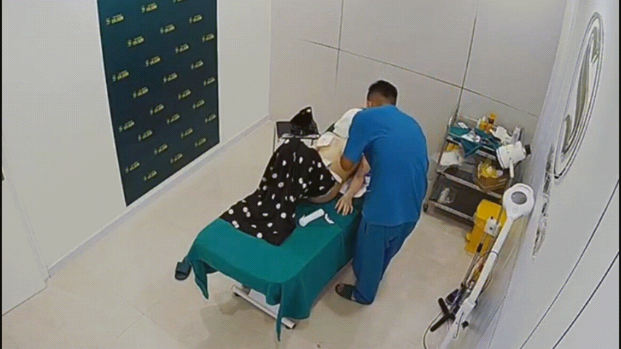黑客破解整形医院监控摄像头偷拍白肤美少妇做阴唇和乳房两个整形项目无水印原版 配图3