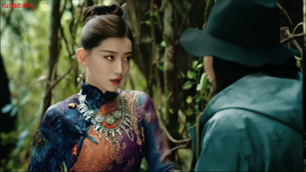 【AI推演】魔改电视剧《司藤》景甜饰演的司藤身材高挑丰满，在藤蔓缠绕的古宅中站立 配图4