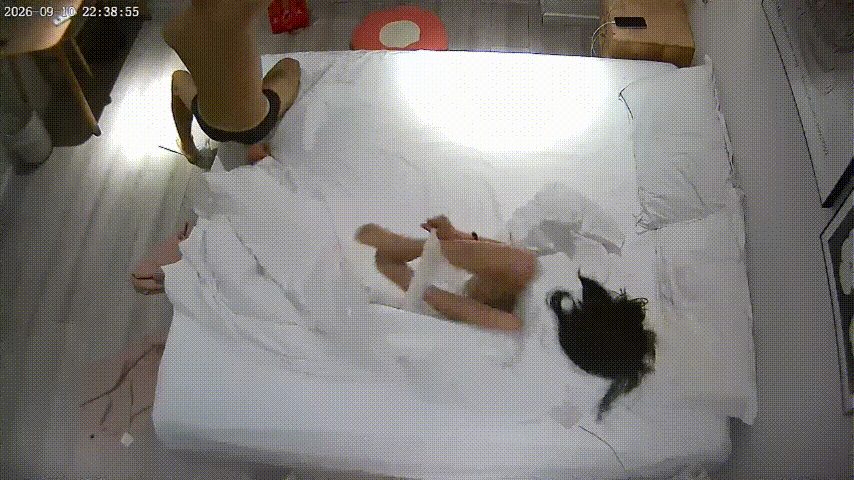 上帝视角窥浴火缠绵！苗条女友被男友连环猛攻，年轻肉体就是狂野，花式体位无缝切换， 配图2