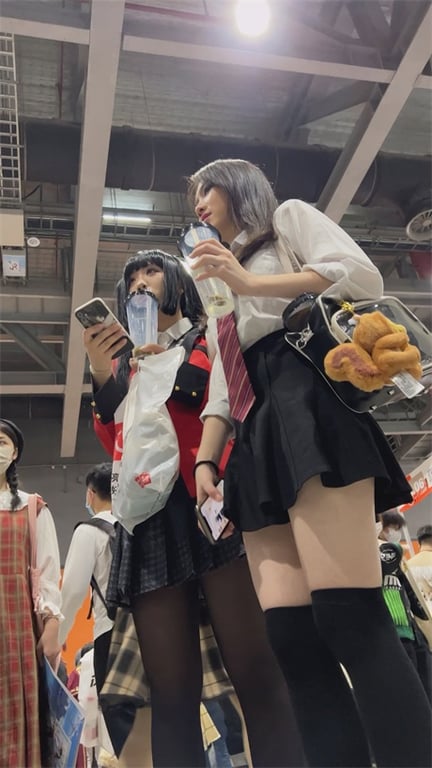 推荐【展会抄底】好漂亮的嫩妹,这黑丝大长腿爱了爱了,好想顶着屁股来一发1V 配图10