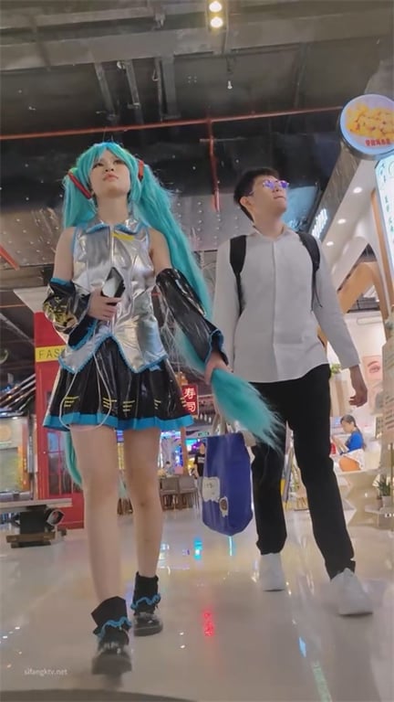 推荐【商场抄底】包臀裙脏内裤，味足，都是颜值靓女，龟男牵着逛街，狼友们欣赏骚逼内 配图8