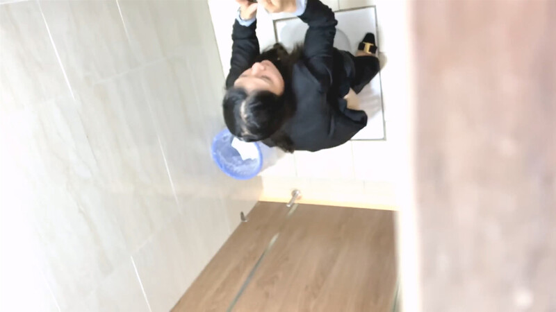 大神潜入办公楼女厕冒死近距离偷拍❤️美女职员的粉嫩美鲍鱼-老宋论坛