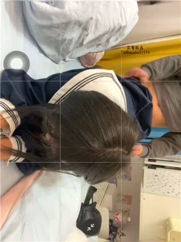 【素人泄密】极品反差黑丝JK眼镜学妹无套骑乘高潮喷水露脸啪啪 配图3