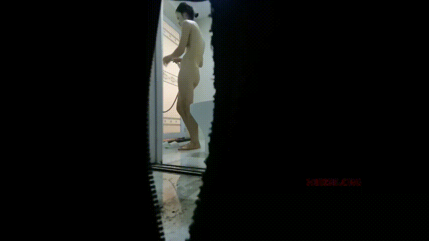 ⁸¹ 浴室偷拍朋友的小女朋友洗澡 平时看着她在身边就心痒 这次趁她洗澡偷拍她的裸 配图5