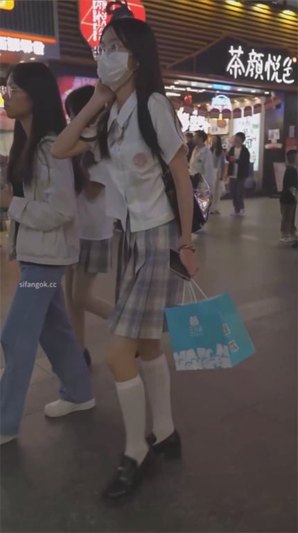 推荐【步行街抄底】萝莉装颜值靓女，白丝配搭，JK妹的白内裤更骚，好饱满的阴户1V 配图9
