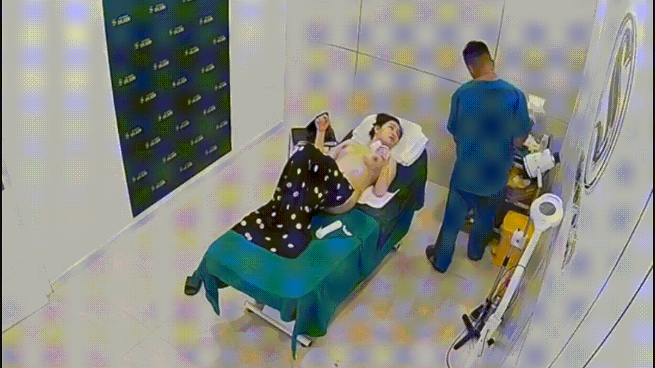 黑客破解整形医院监控摄像头偷拍白肤美少妇做阴唇和乳房两个整形项目无水印原版 配图4