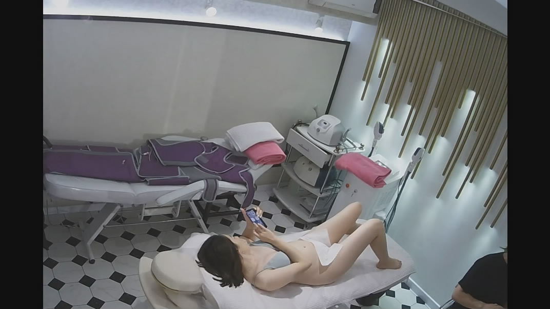 破解美容院监控摄像头偷拍❤️一边看剧一边做全身推油按摩刮毛护理的白肤美少妇 - 老宋论坛-老宋论坛