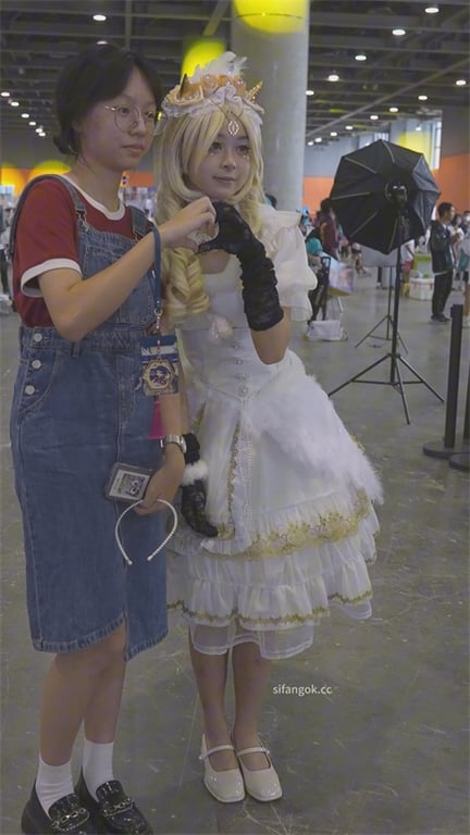 爆款推荐【展会偷窥】颜值爆表美少女，泡泡裙甜到爆，饱满阴户被卡通内裤死勒出清晰肉 配图3
