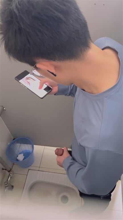 推荐厕所偷拍【大学男生手淫】看女主播疯狂撸管，包皮不翻硬大，喷射完了一脸满足，摄 配图4