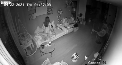 韩国激情监控流出！女友跪舔男友粗硬鸡巴，再骑乘位疯狂扭腰摇臀高潮！ 配图3