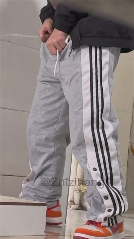推荐厕所偷拍【大学男生放尿撸管】厕所看片撸管射了好多，竟然还有包茎翻不出来，G8 配图3