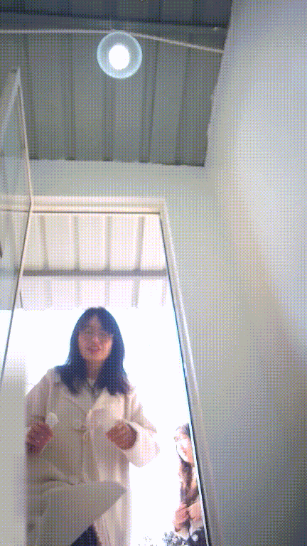 美女如云街边女公厕真实偷拍超多小姐姐方便，特写后位双洞同步露脸，亮点多多 配图2
