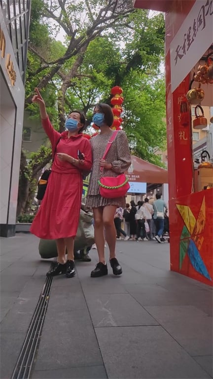 ❣️推荐❣️【步行街抄底】跟了好久一对母女，女儿玉足特写，腿长人靓，内裤太骚想猛吸几口1V愃 - 老宋论坛-老宋论坛