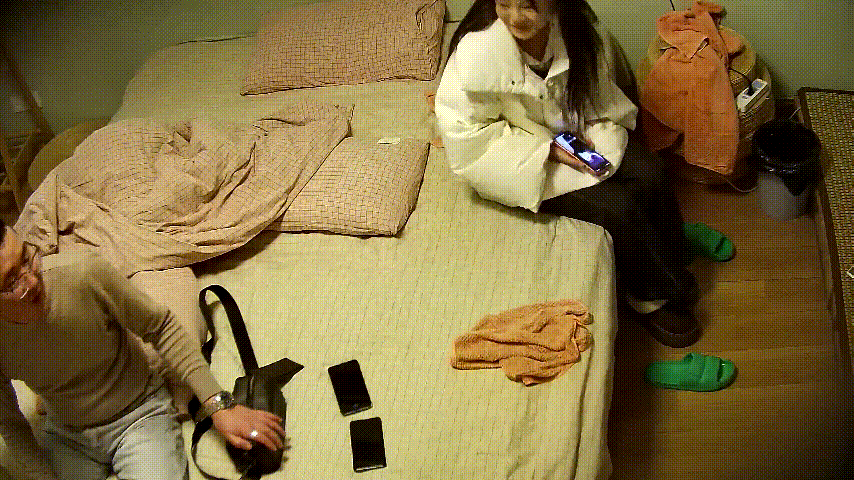 公寓酒店3.19激情实录！眼镜老男人点爆粉嫩学生外围，脱衣瞬间变极品女神，嫩逼粉 配图7