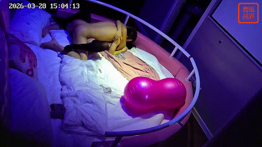 鹰眼视界 3-28 瘦猴中年男与巨乳女友激情玩转情趣飞行棋 奶子遮头黑丝诱惑 白 配图4