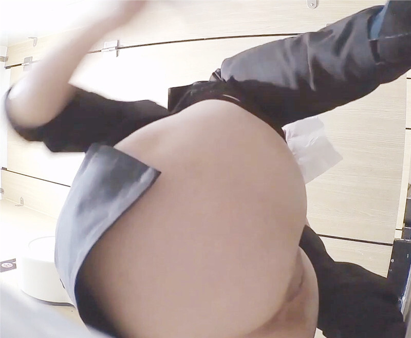 商场女厕全景偷拍多位美女嘘嘘女店员竟然还是一个无毛的白虎 配图3