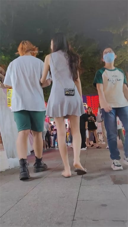 极致诱惑【街头抄底】青春美少女包臀裙紧致翘臀，龟奴重磅福利，强行偷拍玉足白内裤骚 配图3