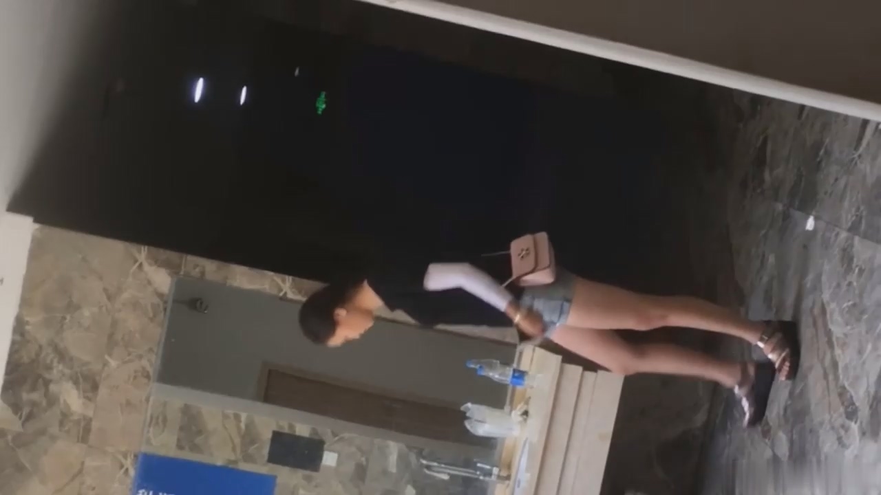 酒店大堂女厕偷拍现场！多位高颜值时尚美女娇羞嘘嘘全过程，超清无水印原版 配图4