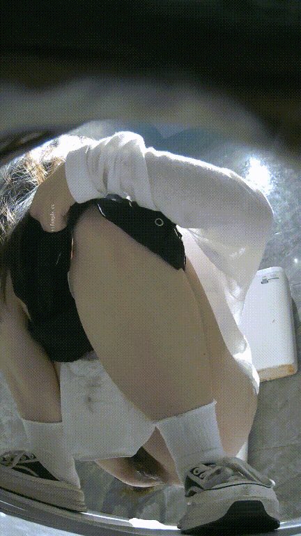 美女如云女厕正面脸穴同框偷拍数位漂亮小姐姐方便，亮点是妹子尿尿男友疯狂操嘴然后后 配图6