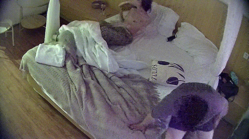 公寓酒店激情夜：极品学生小美女刚躺下就被猛男贴身求爱，温柔顺从的样子让人欲罢不能！ - 老宋论坛-老宋论坛