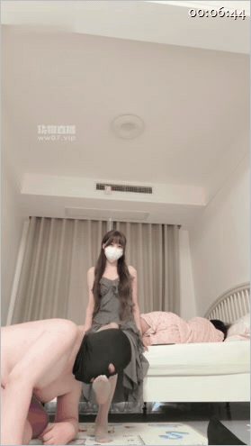 ㊙️【SM调教】【鹿可】绿妻之熟睡的妻子主人的任务迷晕你的妻子当着妻子的面踩贱鸡巴被主人踩着舔妻子的脚-老宋论坛