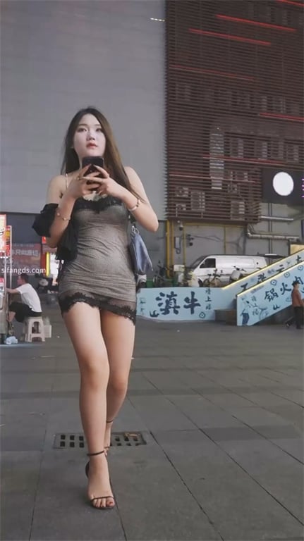 爆推【街头极致抄底】肥美骚浪少妇黑情趣内裤彻底失守，骚逼几乎写在脸上，路人随意偷 配图3