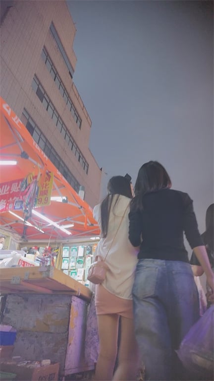 重磅推荐【步行街极品抄底】极骚少妇包臀裙下白嫩骚逼超撩人，圆润翘臀让人忍不住埋脸 配图9