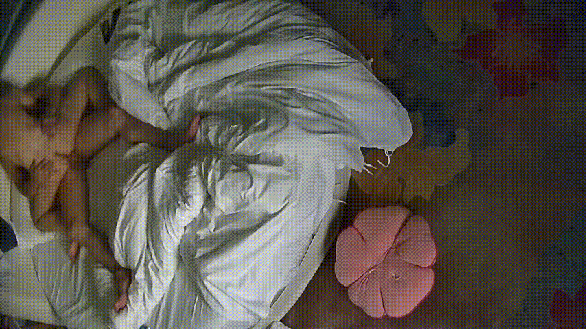 情趣台3-3：纹身狠男狂干主动人妻，口活骚浪又自摸湿逼，奶子虽小却欲罢不能！ 配图3