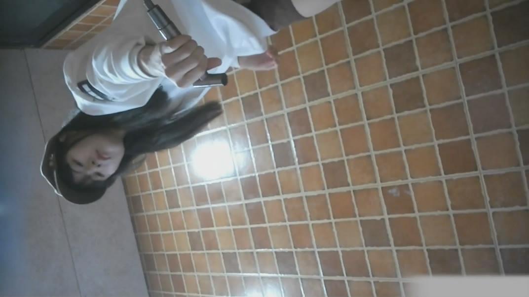 【独家重磅】美食城女厕偷拍流出！多位美女尿尿拉屎全记录，刮毛骚逼喷屎菊花一张一缩 配图19