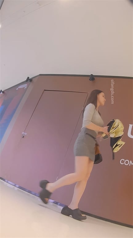 ❣️极致诱惑❣️【商场偷窥】紧实翘臀+玉足特写，包臀裙下丁字裤疑似，骚到爆的1V视频！ - 老宋论坛-老宋论坛