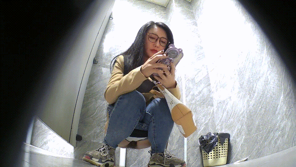 美女如云商场女厕正面全景脸穴同框连续偷拍多位美女大小便，有剃的有天生的白虎逼 配图8