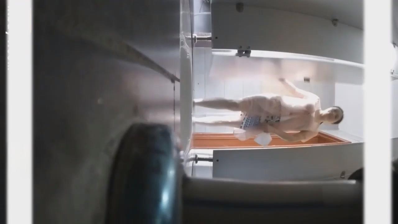 色胆包天的厕拍大神潜入办证大厅女厕偷拍警花和粉红裙美女尿尿 配图6