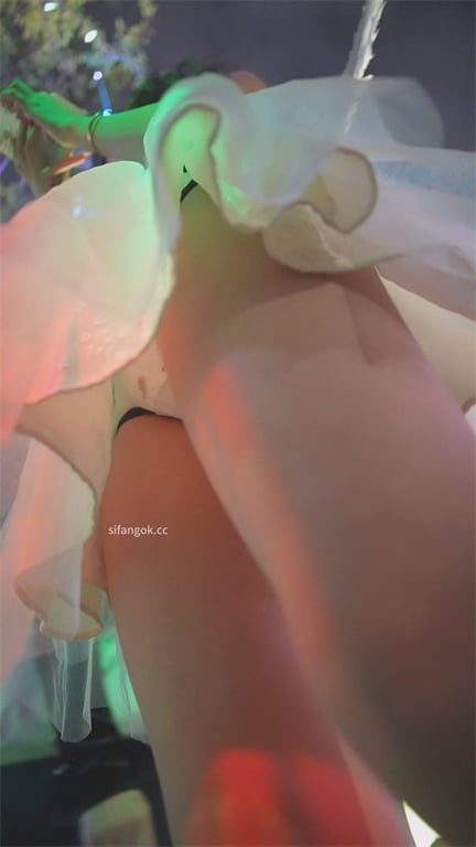 爆款推荐【游乐园偷窥】绝色嫩妹白内超骚，自拍完全不知被盯上，粉嫩饱满阴户+美足高 配图7